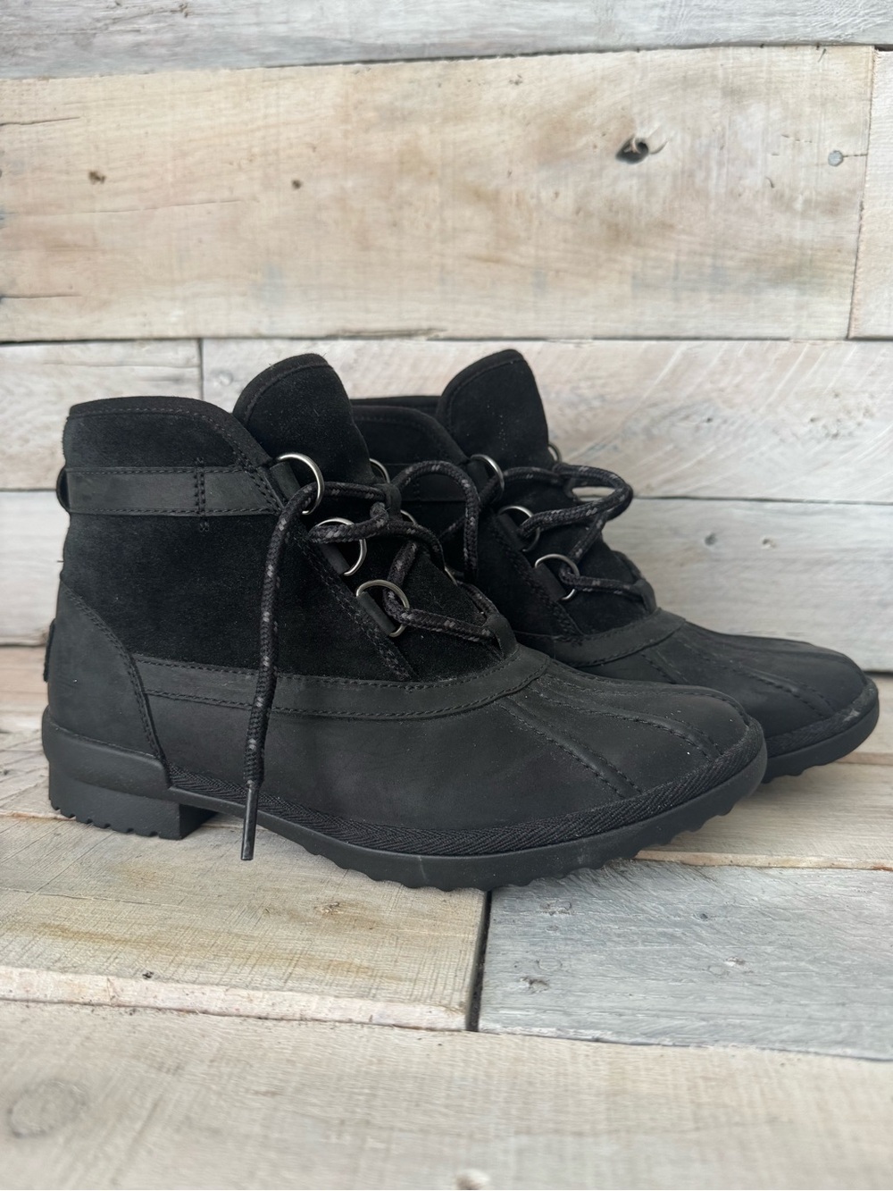 UGG Women’s Black Leather Lace-Up Outdoor Boots 7.5